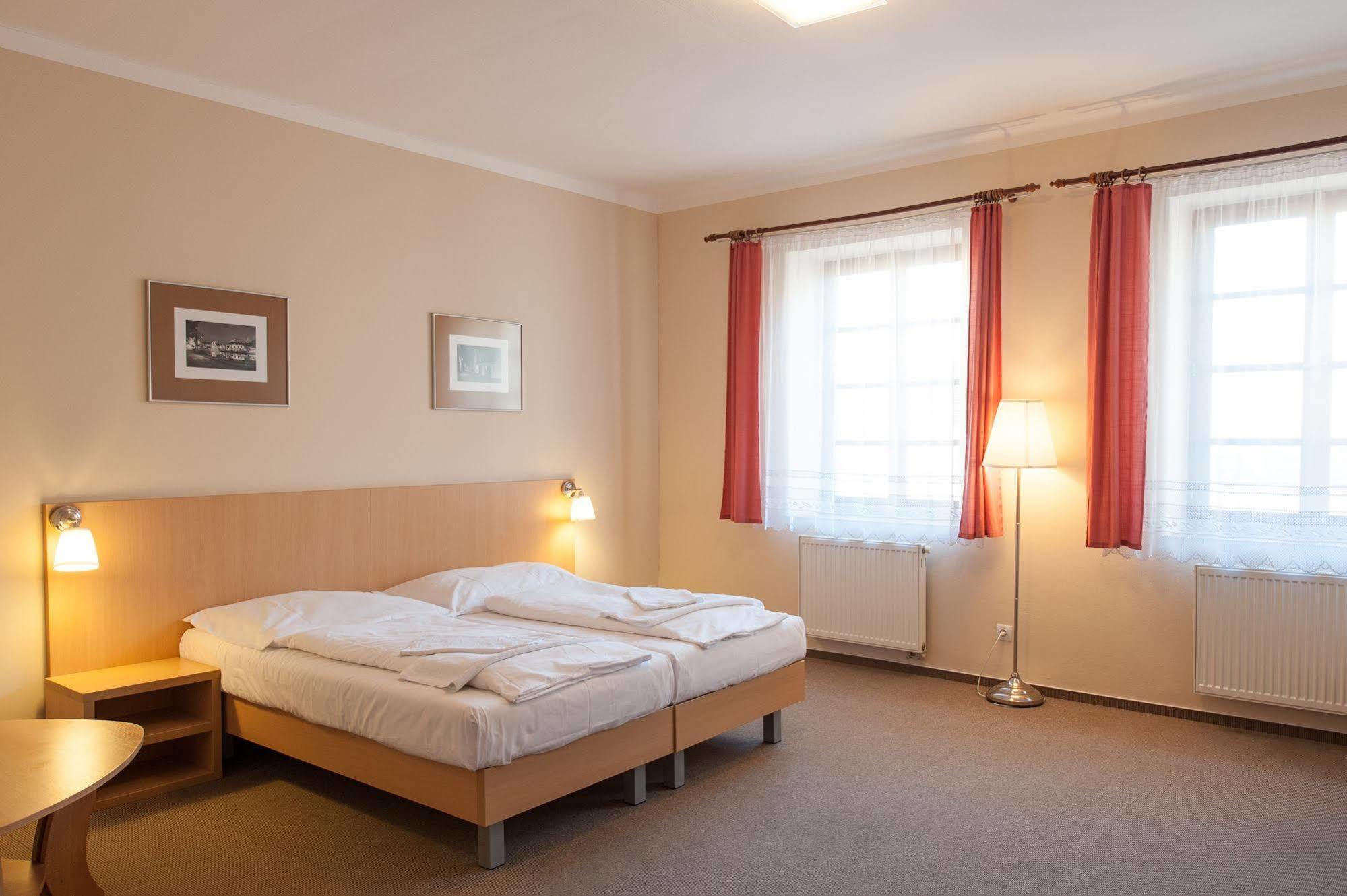 Hotel V Centru Чешка Будьовица Екстериор снимка