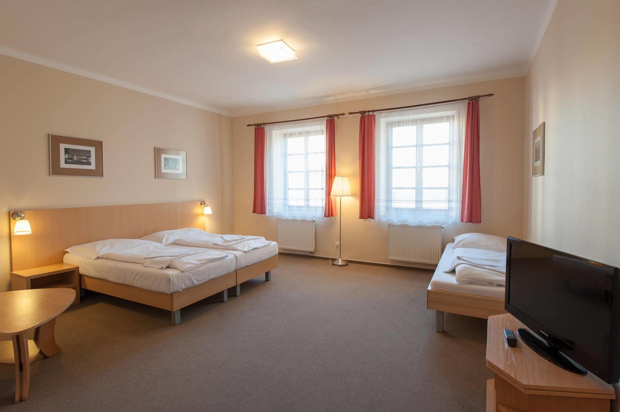 Hotel V Centru Чешка Будьовица Екстериор снимка